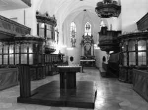 Taufbecken und Altar Laurentiuskirche Altdorf