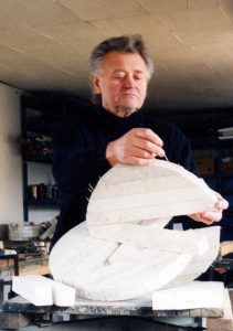 Hermann Frauenknecht in seiner Werkstatt