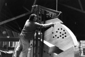Holzskulptur - Mensa Uni Bayreuth