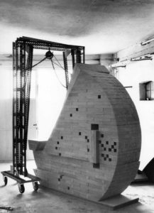 Holzskulptur - Mensa Uni Bayreuth